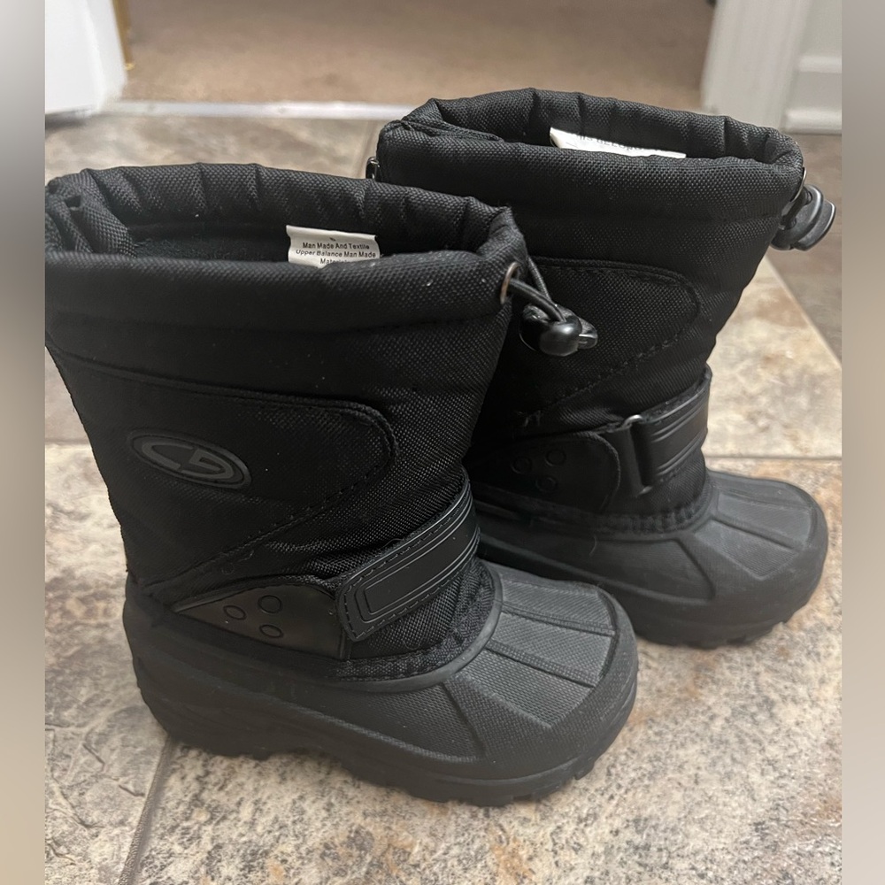 Snow boots for toddler boys size 8 color black.